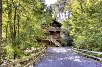 Romantic, Cozy & Beautiful Getaway Cabin, Hot Tub & Close to Parkway! - Romantic