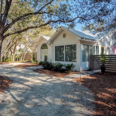 Charming beach cottage! Near Seaside with easy beach access! Love pets!