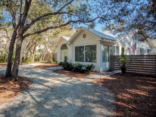 Charming beach cottage! Near Seaside with easy beach access! Love pets! - Wifi