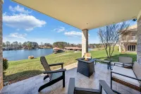 "Hook, Wine, and Sinker" Large 5-bed lakefront villa-pool, hot tub, and courts -  Casas de vacaciones