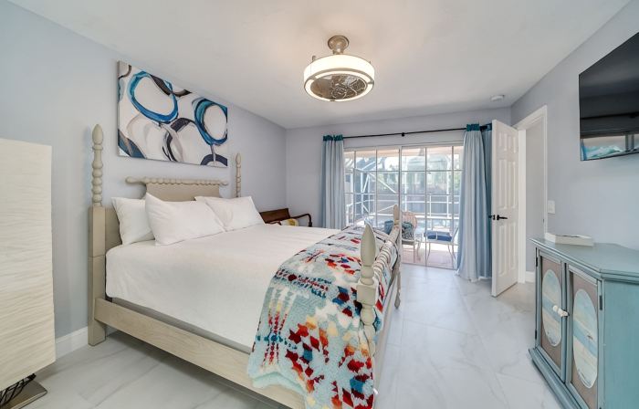 MODERN HOME WITH HEATED POOL! CLOSE TO SAWGRASS MILLS MALL! FLEXIBLE CHECK IN