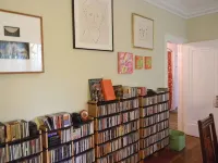Beautiful & Large Bedroom  in B&B in Exquiste  Tropical  Home- Centrally located - 방갈로