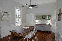 Spacious Home in the Historic District. Sleeps 8. Free Parking - บังกะโล