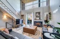 The Oleander - centrally located Luxury Townhouse steps from Magnolia Ave! - Jacuzzi