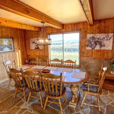 Large cabin with amazing views, mountains, sunsets, and wildlife.