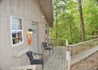 Riverview 1 Bedroom Cabin by RedAwning - Parvekkeita