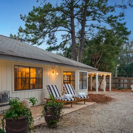 Le Hibou Blanc (B) - Fairhope: Laid-back Sophistication