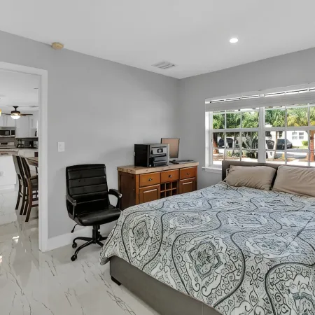 Luxury Water Front, Heated Pool & Jacuzzi, 5br