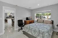 Luxury Water Front, Heated Pool & Jacuzzi, 5br