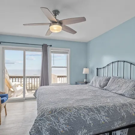 “Shore Thing” at our spacious Beachfront Oasis - WEST