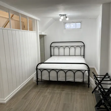 Charming, newly renovated Tudor home next to Morningside University!