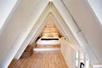 Cozy A-frame cabin 1/2 block from the gorgeous Sylvan Lake beach, parks & pubs - WiFi