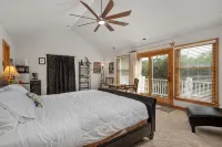 Venus Studio: Hottub, King Bed, Kayak, Bikes, SUP,