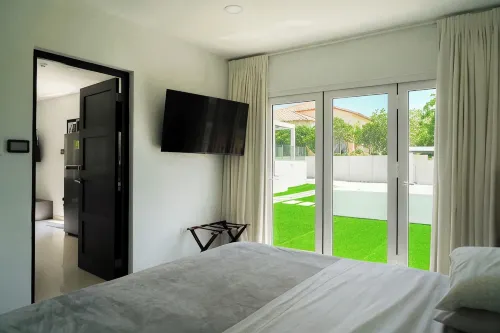 Large, Modern apartment with pool in exclusive Malmok/Arashi area, near beach. - 2-Sterne