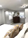 Cozy lakeside cottage near Downtown - WiFi