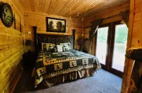 Ozark Legends Lodge- Lg Game Rm, Private Hot tub; 1 Mile to Thunder Ridge - Chalets