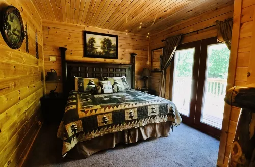 Ozark Legends Lodge- Lg Game Rm, Private Hot tub; 1 Mile to Thunder Ridge - Chalets