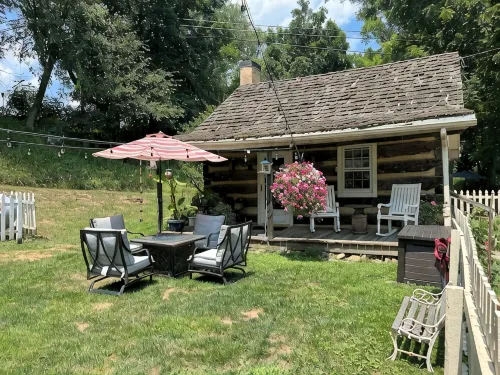 Historic, cozy cabin at Headley Inn Winery & Vineyard with WiFi, AC & Fireplace - Alphydda