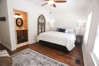 Ren Farmhouse! 17 acres | Game Barn! | 10 mi to Wed Venues! - 3つ星