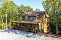 Sunrock Mountain Dream II ~ Luxury Cabin Hot Tub, Pool Table, Fire Pit & Sw. Bed - 4 tähden