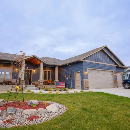 Inspirational Ranch-SUPERBLY CLEAN with HOT TUB!!! Lower Unit w/2 walkout patios