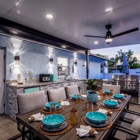 House with Heated Pool and Outdoor kitchen close to Siesta Key Beach!!