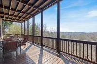 Close to Everything! Tubing, Hiking, Downtown, and a Gorgeous Mountain View. - 4 tähden
