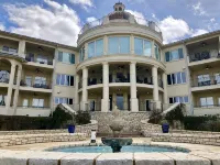 Serene Lake View Villa at Island on Lake Travis -  Ferienhäuser