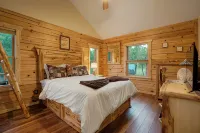 Cozy Log Cabin w/ Private Lake & State Park Access! Jacuzzi, Sauna, Kayaks! - Chalets