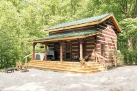 Retro Cabin in Hocking Hills, Ohio w/ Jukebox, Hot Tub & Pond. Dog-friendly! - 4-Star