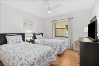 Peaceful Lakeview Condo • 2 Pools • Minutes to Img & Beaches - شرفة