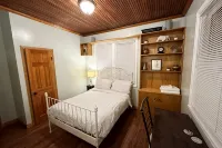 Clean 1st floor 4 bedroom Near Downtown [1-4] - 2-Star
