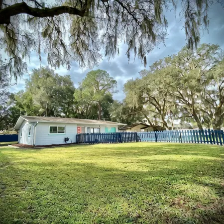 Relaxing FUN Home- short walk to Rainbow River