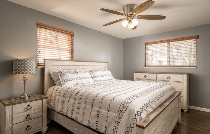 Full Size Pickleball Court - Hot Tub - Amazing Kitchen - By Lake - Book Now!
