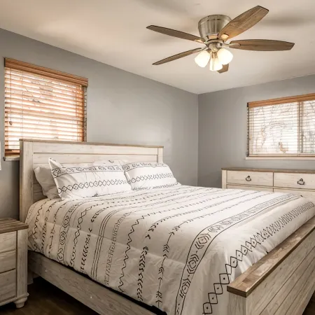 Full Size Pickleball Court - Hot Tub - Amazing Kitchen - By Lake - Book Now!