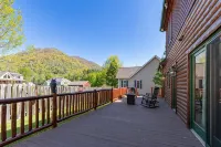 Cozy Log Cabin/Mountain Views & Rushing Creek/Pet-Friendly - Chalets