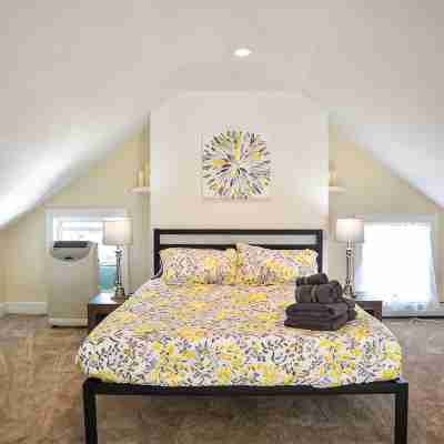 Excellent Location, Family & Pet Friendly, Walk to Main St, Close to Everything Rooms