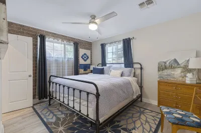Martha's Getaway-Central PHX 5 bedroom/3bath-POOL Hotels in Alhambra