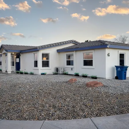 Big House w Custom Murals/2 Kings/Fun Backyard w Games/Grill/Dogs OK/Boat Parkin