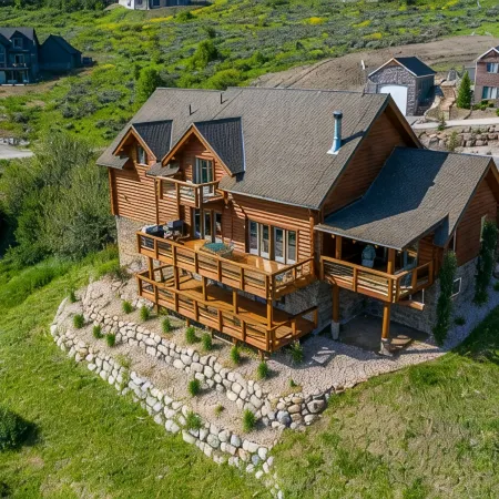 PINEVIEW LAKE LODGE- 6 bed 4.5 bath minutes from Snowbasin Ski Resort.
