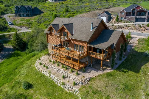 PINEVIEW LAKE LODGE- 6 bed 4.5 bath minutes from Snowbasin Ski Resort. - 4성급