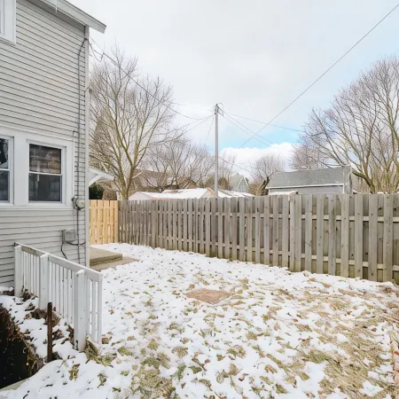 Central & Peaceful 3-bed home with a fireplace
