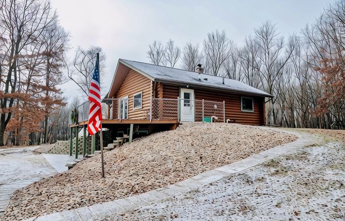 Westby Hideaway: Charming & Cozy 2-Bedroom Cabin on a Peaceful Dead-End Road.