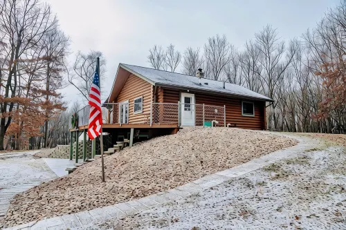 Westby Hideaway: Charming & Cozy 2-Bedroom Cabin on a Peaceful Dead-End Road. - 3-Star