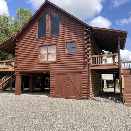 River Front Log Cabin- Hot Tub-Tubing on the River, Pet Friendly.