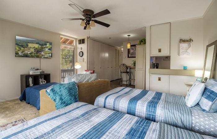Cozy upstairs Studio Condo at Diamondhead overlooking the Lake & Country Club