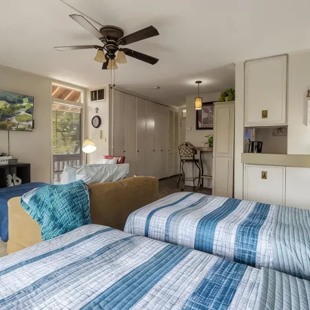 Cozy upstairs Studio Condo at Diamondhead overlooking the Lake & Country Club