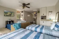 Cozy upstairs Studio Condo at Diamondhead overlooking the Lake & Country Club - 2-Star