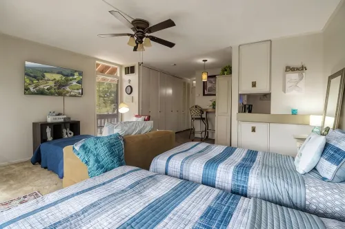Cozy upstairs Studio Condo at Diamondhead overlooking the Lake & Country Club - 2-Star