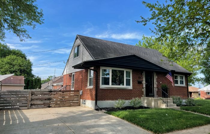 Charming 3-bedroom house with fenced yard in a quiet  neighborhood  Dog Friendly